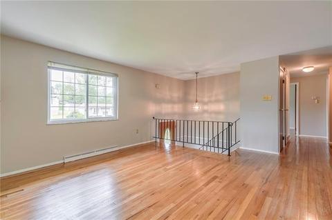 207 Bendix Dr, Carnot-moon, PA 15108 photo 3