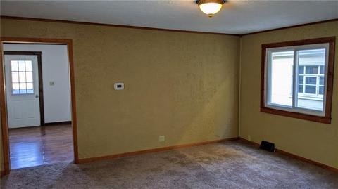 435 Longfellow St, Vandergrift, PA 15690 photo 9