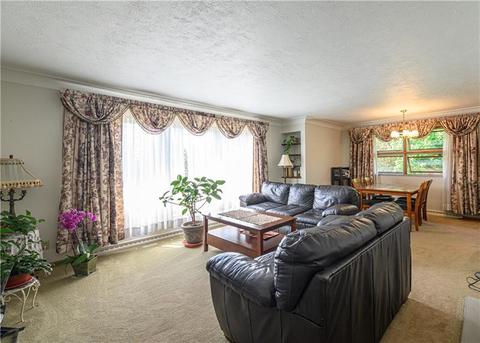 826 Linmor Dr, Irwin, PA 15642 photo 4