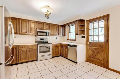170 Crescent Dr, Irwin, PA 15642 photo 6