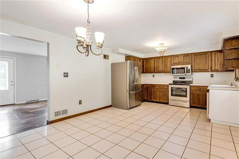 170 Crescent Dr, Irwin, PA 15642 photo 4