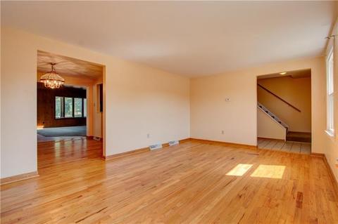 140 Cherrytree Rd, Scott Twp - Sal, PA 15106 photo 3