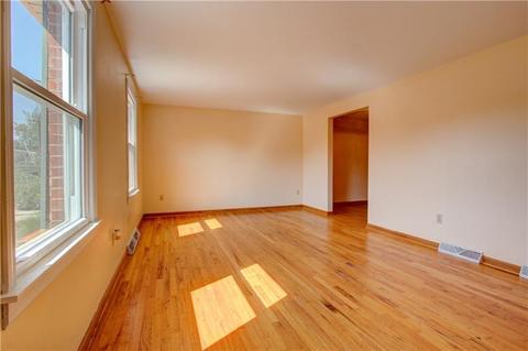 140 Cherrytree Rd, Scott Twp - Sal, PA 15106 photo 2