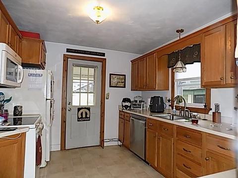 433 Longfellow St, Vandergrift, PA 15690 photo 3
