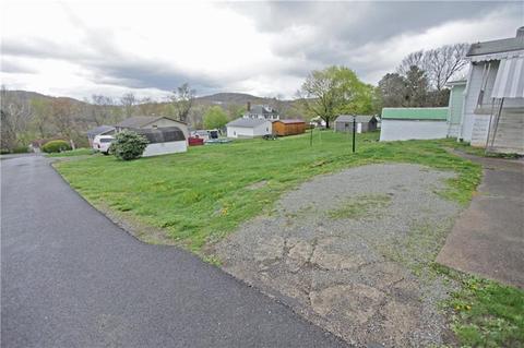 1113 State St, Vandergrift, PA 15690 photo 4