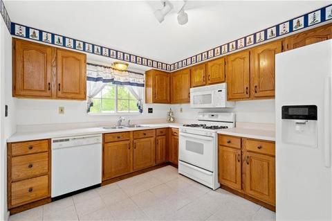233 Pine Dr, Carnot-moon, PA 15108 photo 5
