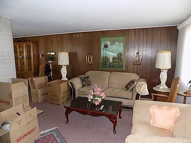  817 Holland St, Vandergrift, PA 15690 photo 2