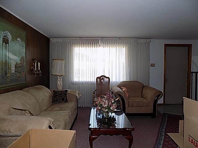  817 Holland St, Vandergrift, PA 15690 photo 3
