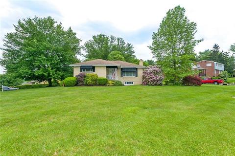 101 Manchester Dr, Irwin, PA 15642 photo 2