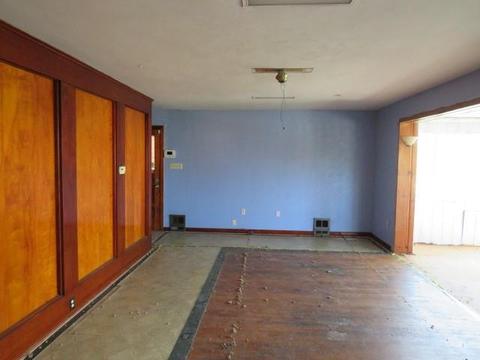 504 Halcomb Ave, Clairton, PA 15025 photo 2