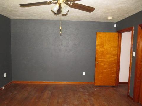 504 Halcomb Ave, Clairton, PA 15025 photo 11