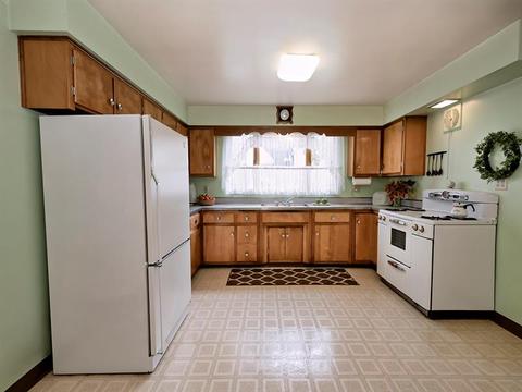 547 Walnut St, Vandergrift, PA 15690 photo 9