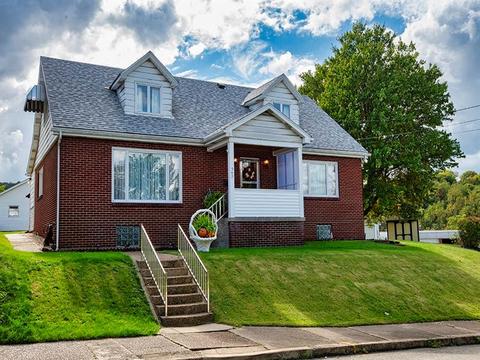 547 Walnut St, Vandergrift, PA 15690 photo 2