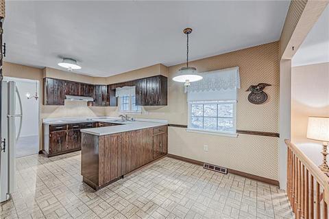 700 E 4th Ave, Derry, PA 15627 photo 6