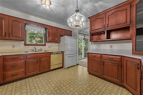 701 E 4th Ave, Derry, PA 15627 photo 8