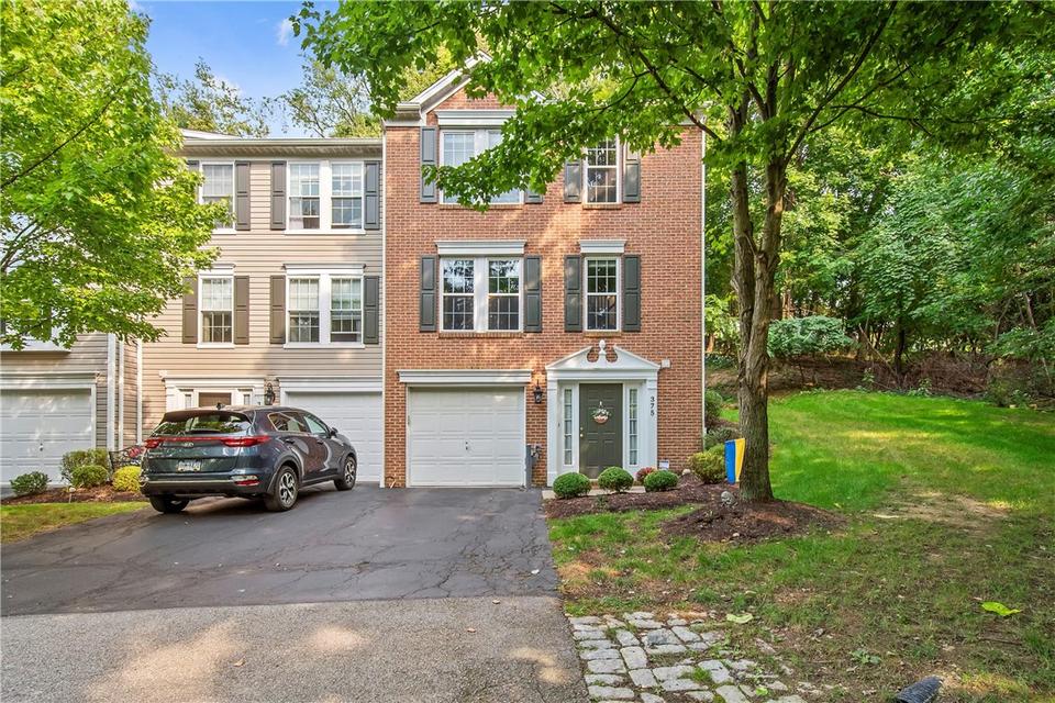 375 Murrays Ln, Castle Shannon, PA 15234 15 Photos Movoto