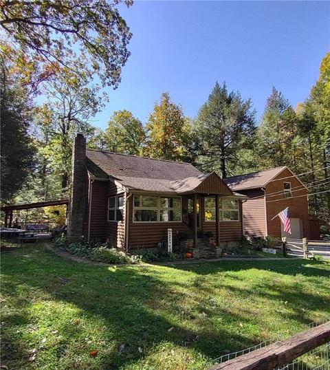 9 Hemlock Rd, Laughlintown, PA 15655