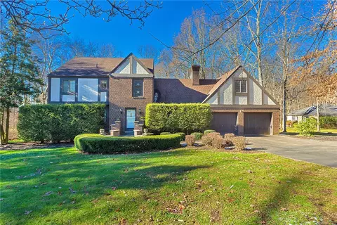 1417 Breakneck Rd, Connellsville, PA 15425