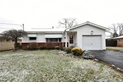 676 Lillian Dr, Hermitage, PA 16148