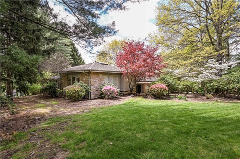 929 Country Club Dr, Greensburg, PA 15601