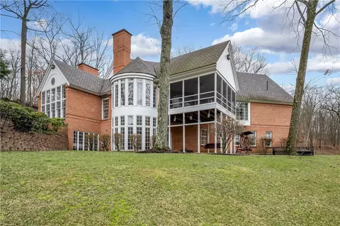 300 Lakewood Dr, Butler, PA 16001
