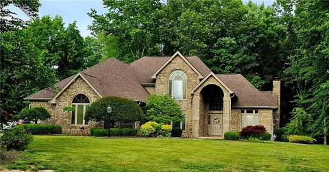 2375 Twelve Oaks Dr, Hermitage, PA 16148