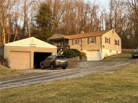 221 Mccormick Rd, Mckees Rocks, PA 15136
