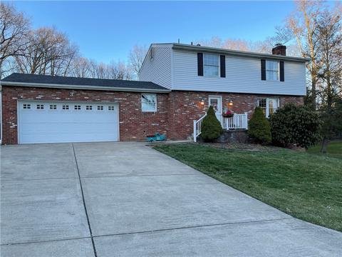 3 Greenview Dr, Jeannette, PA 15644