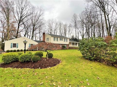 215 Raptor Cir, New Castle, PA 16105