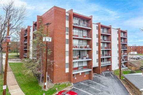 446 Hoodridge Dr # 204, Castle Shannon, PA 15234