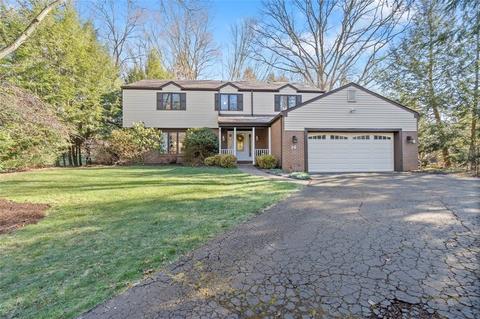 14 Commons Dr, Bradford Woods, PA 15015