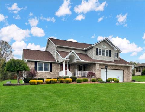 2413 Woodland Hills Dr, New Castle, PA 16101