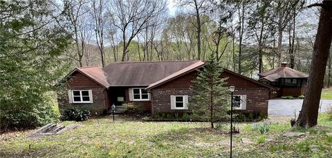 110 Charleston Dr, Ligonier, PA 15658