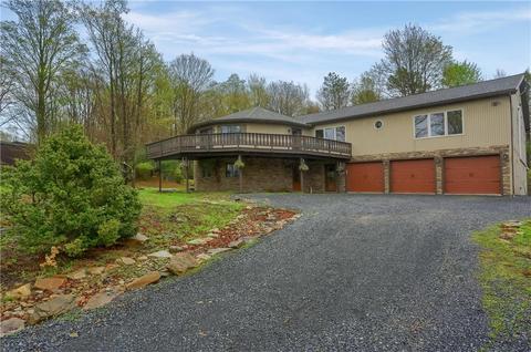 966 Peninsula Dr, Central City, PA 15926