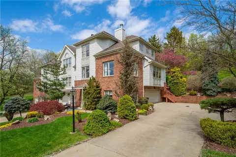 109 Fairway Landings Dr, Canonsburg, PA 15317