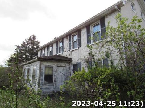 29 Meadow Dr, Bentleyville, PA 15314