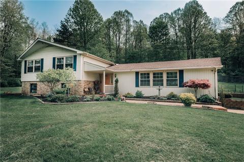331 College Lodge Rd, Indiana, PA 15701