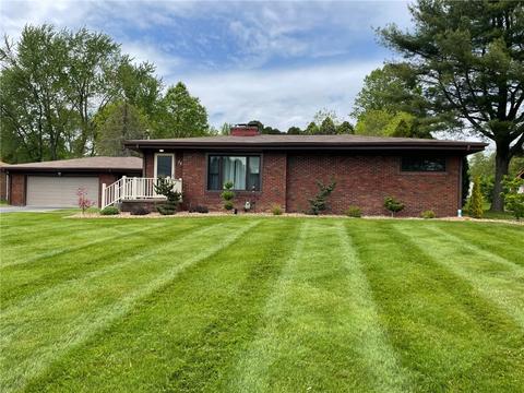 32 Meadowbrook Dr, New Castle, PA 16105
