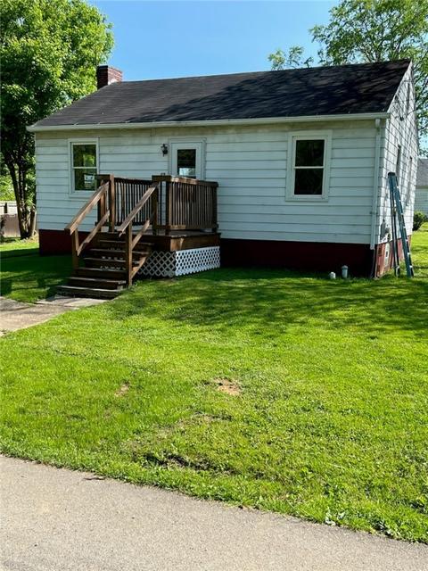 69 Cherry St, Clarksville, PA 15322
