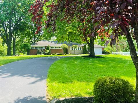 22 Fairhill Dr, New Castle, PA 16105