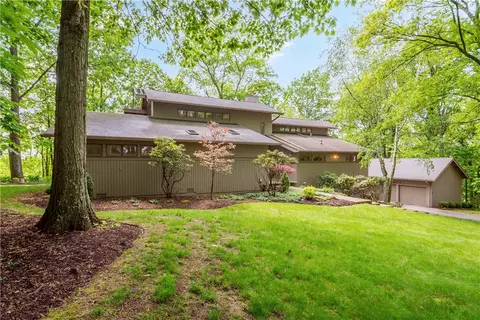 30 Windy Hill Ln, Eighty Four, PA 15330