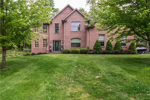 215 Blackthorn Dr, Butler, PA 16002