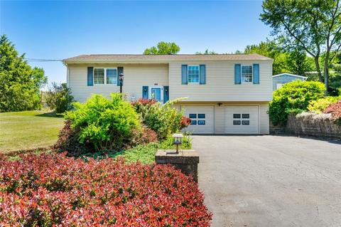 105 Colonial Dr, Valencia, PA 16059