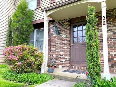 257 Shady Ridge Dr, Monroeville, PA 15146