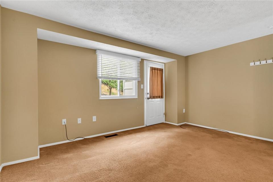  423 Ten Point Ln, Cranberry Township, PA 16066 photo 3