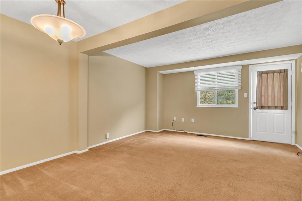  423 Ten Point Ln, Cranberry Township, PA 16066 photo 4