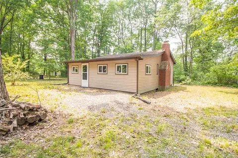 106 Davis Ln, Slippery Rock, PA 16057