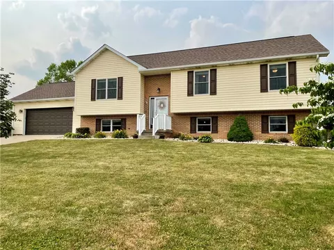 120 Jeffrey Dr, Mount Pleasant, PA 15666