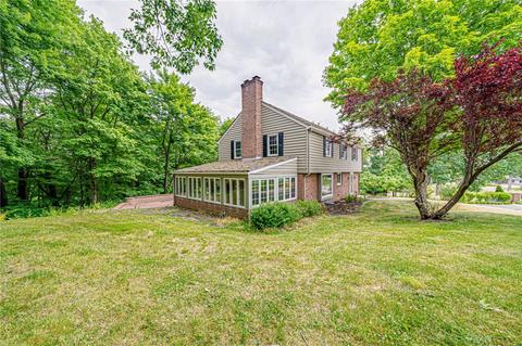 129 Fox Hl, Bell Acres, PA 15143