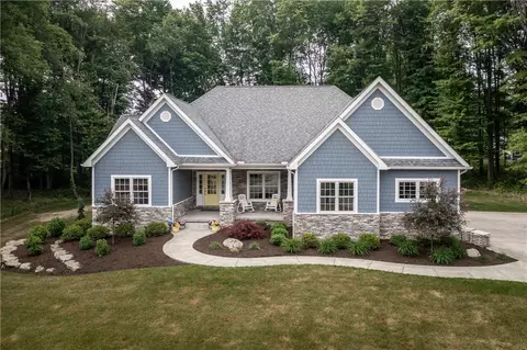 2152 Pierce Bluffs Dr, Hermitage, PA 16148